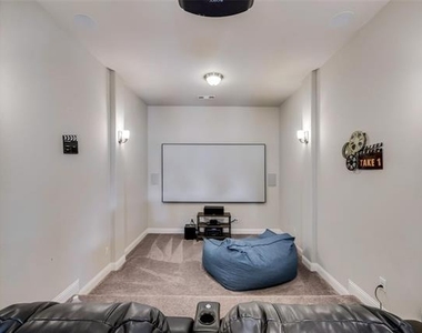 7207 Arches Avenue - Photo Thumbnail 13