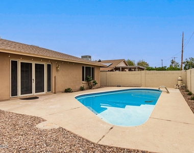 3613 S Kenneth Place - Photo Thumbnail 11