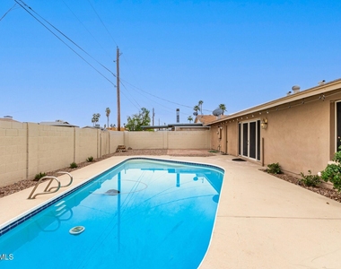 3613 S Kenneth Place - Photo Thumbnail 10