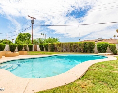 919 E La Jolla Drive - Photo Thumbnail 9