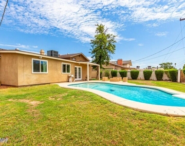 919 E La Jolla Drive - Photo Thumbnail 10