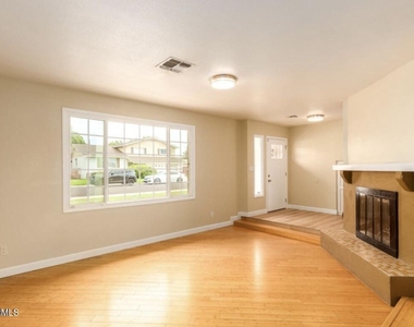 919 E La Jolla Drive - Photo Thumbnail 2