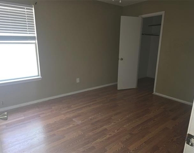 1717 Creekbend Drive - Photo Thumbnail 2