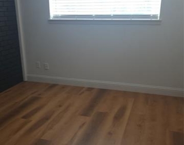 2715 Westgate Drive - Photo Thumbnail 5