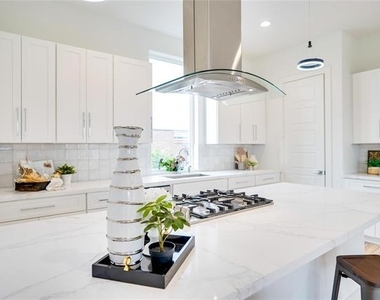 1612 Bennett Avenue - Photo Thumbnail 7
