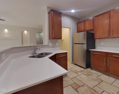 504 W Beautiful Lane - Photo Thumbnail 5