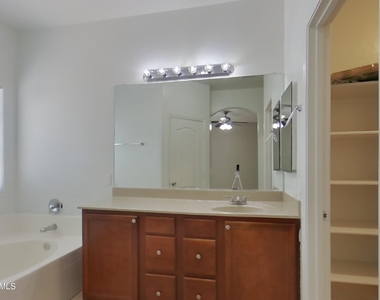 504 W Beautiful Lane - Photo Thumbnail 9