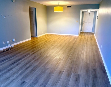 2800 N Palm Aire Drive - Photo Thumbnail 17