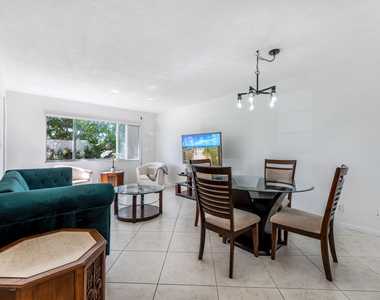 2615 Garden Drive N - Photo Thumbnail 2