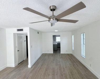 3920 Woodside Drive - Photo Thumbnail 2