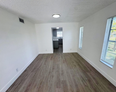3920 Woodside Drive - Photo Thumbnail 3