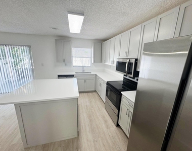 3920 Woodside Drive - Photo Thumbnail 7