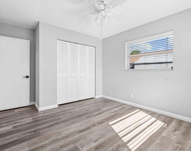 9046 E Highland Pines Boulevard E - Photo Thumbnail 6