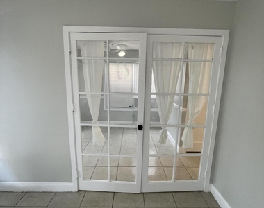 623 Selkirk Street - Photo Thumbnail 3