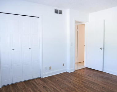 428 Lakeview Drive - Photo Thumbnail 8
