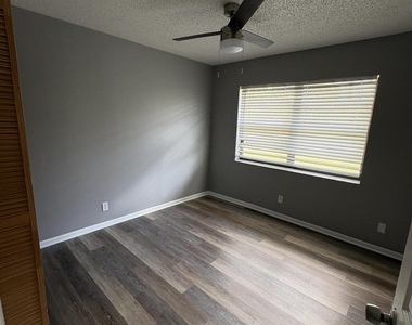4726 Summit Boulevard - Photo Thumbnail 4