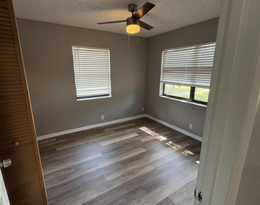4726 Summit Boulevard - Photo Thumbnail 3