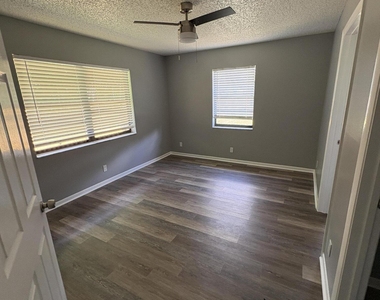 4726 Summit Boulevard - Photo Thumbnail 7