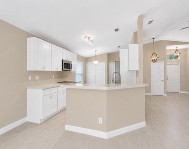 962 E 13th Square - Photo Thumbnail 1