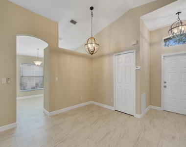 962 E 13th Square - Photo Thumbnail 10