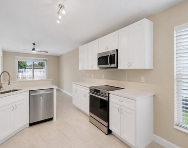 962 E 13th Square - Photo Thumbnail 3