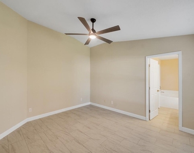 962 E 13th Square - Photo Thumbnail 20
