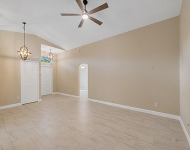 962 E 13th Square - Photo Thumbnail 14