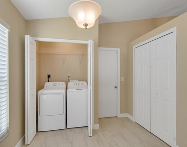 962 E 13th Square - Photo Thumbnail 6