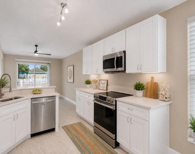962 E 13th Square - Photo Thumbnail 2