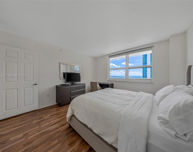 1155 Brickell Bay Drive - Photo Thumbnail 16