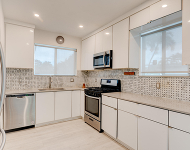 7528 Buccaneer Avenue - Photo Thumbnail 6