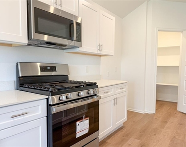 16309 Harvester Drive - Photo Thumbnail 5