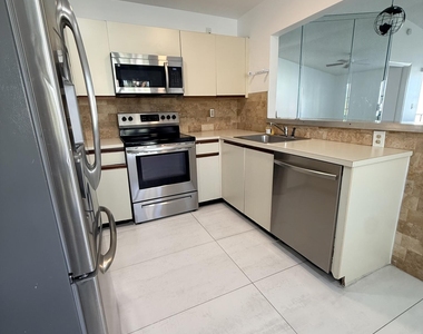 7714 Tahiti Lane - Photo Thumbnail 18