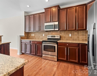 417 Armour Street - Photo Thumbnail 11