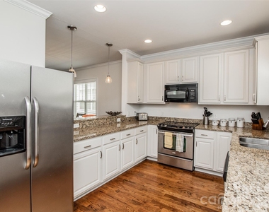 315 Woodvale Place - Photo Thumbnail 9