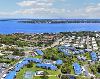 1637 Ne Nautical Place - Photo Thumbnail 3