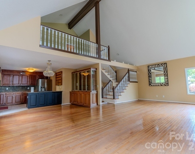 256 Greenbay Road - Photo Thumbnail 8