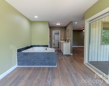 256 Greenbay Road - Photo Thumbnail 14