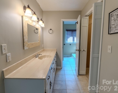 256 Greenbay Road - Photo Thumbnail 16