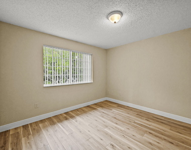 1100 S Crestwood Ct S - Photo Thumbnail 12