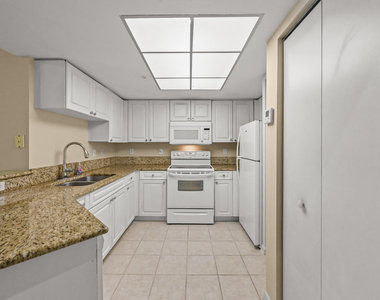1100 S Crestwood Ct S - Photo Thumbnail 8
