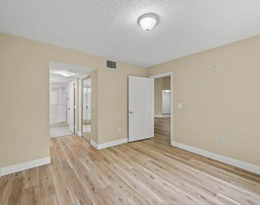 1100 S Crestwood Ct S - Photo Thumbnail 14