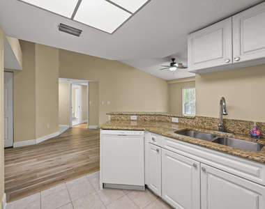 1100 S Crestwood Ct S - Photo Thumbnail 11