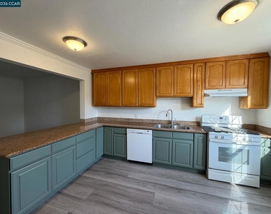 162 Calhoun St - Photo Thumbnail 4