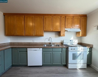 162 Calhoun St - Photo Thumbnail 5