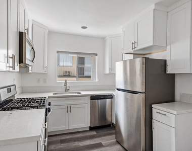 733 N Hayworth Avenue - Photo Thumbnail 6