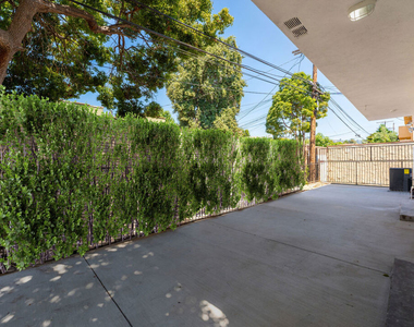733 N Hayworth Avenue - Photo Thumbnail 23