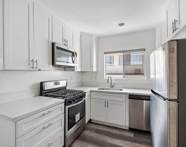 733 N Hayworth Avenue - Photo Thumbnail 7