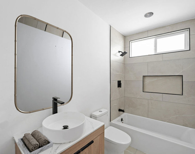 733 N Hayworth Avenue - Photo Thumbnail 10