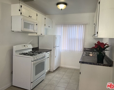 1330 S Wilton Place - Photo Thumbnail 8